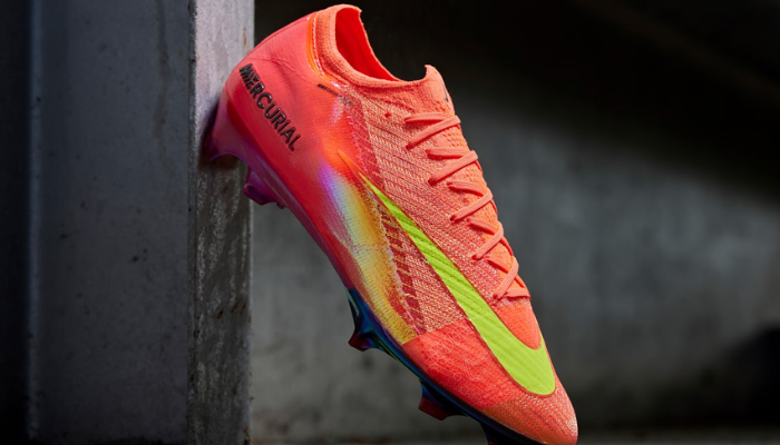 Chuteira Nike Mercurial Vapor 16 Elite FG Cosmic Speed Chapter 2 em cores laranja e amarela, com design futurista e tecnologia Air Zoom para máxima velocidade e desempenho.